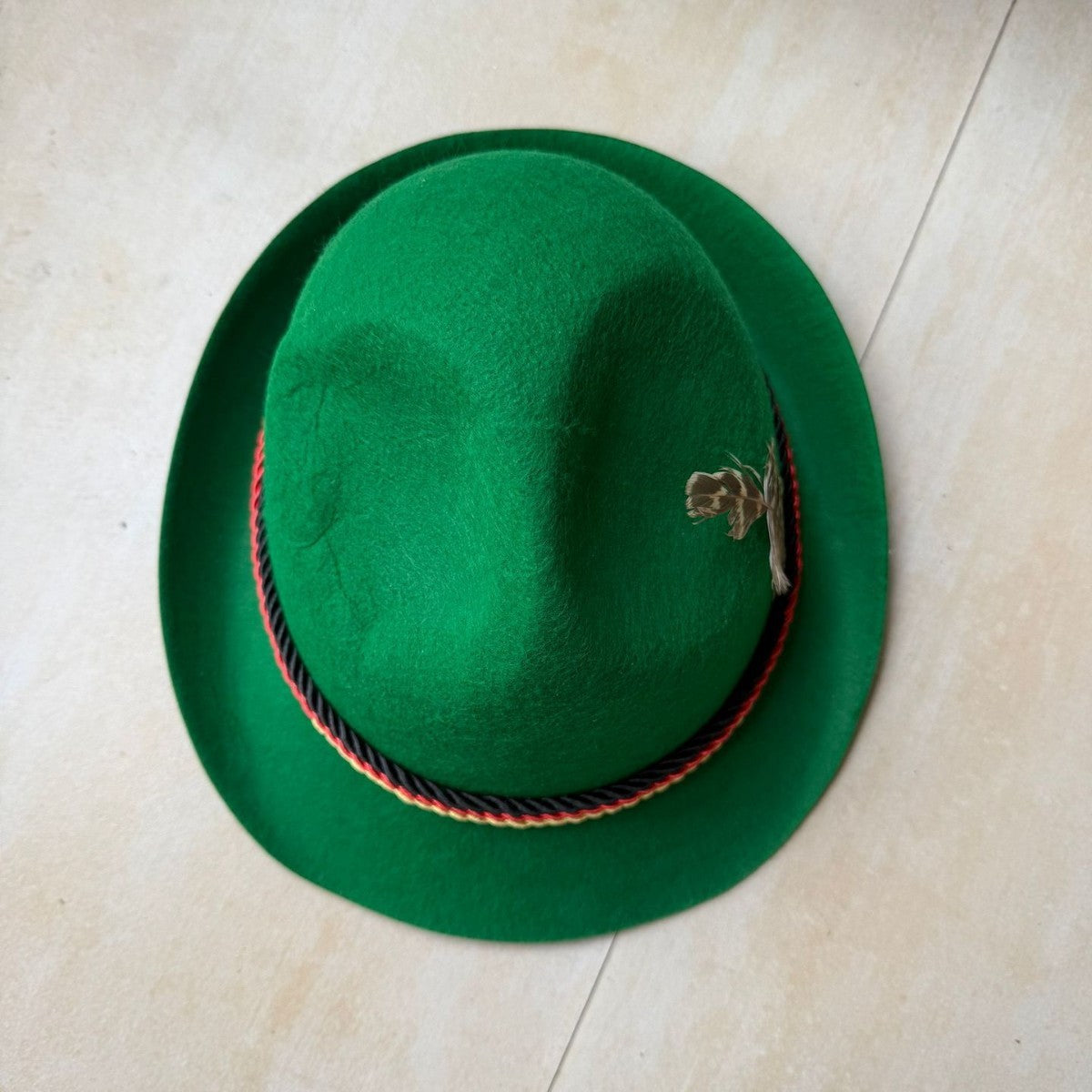 Fashion Feather Accent Non-Woven Top Hat