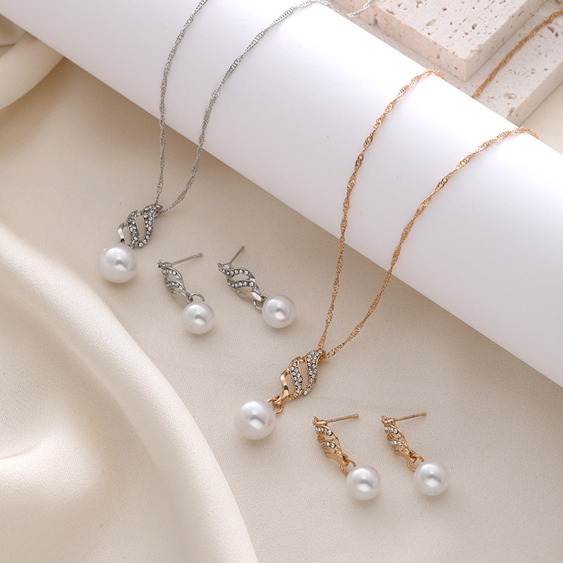 Elegant Pearl Pendant Necklace and Earring Set